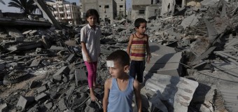 Gaza, ritiro di truppe israeliane dalla Striscia ma non si fermano i raid aerei. Uccisi altri 17 palestinesi. Colpita scuola delle Nazioni Unite