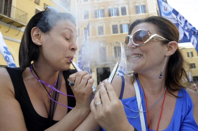 L’Oms si scaglia contro la sigaretta elettronica: “Rappresenta una grave minaccia per adolescenti e donne incinte”