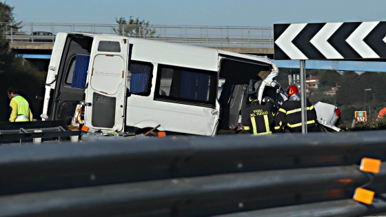 Tragedia sull’A1 vicino Roma, incidente stradale provoca sei morti e quattro feriti. Vittima anche una bimba di 18 mesi