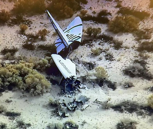 California, la navetta spaziale della compagnia Virgin Galactic precipita nel deserto del Mojave. Morto il pilota