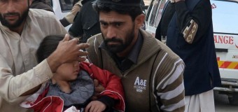 Strage in Pakistan, commando talebano assalta una scuola: 141 vittime tra cui 130 bambini. Altri 122 feriti, uccisi i 9 assalitori