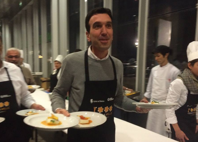 Torino, il Ministro Martina ‘cameriere’ alla “Cena Auguri a mille” del Banco alimentare. Con lui anche il sindaco Fassino