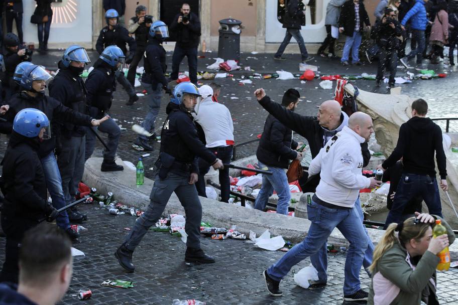 Roma – Feyenoord, i tifosi olandesi mettono a ferro e fuoco la Capitale. Danneggiata la Fontana della Barcaccia. Marino: “Chi rompe paga”