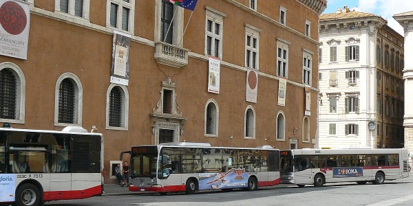 Roma, ragazzo di venti anni muore investito da un bus. Poco prima aveva litigato con l’autista