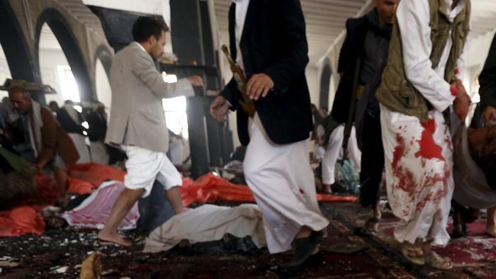 Yemen, quattro kamikaze dell’Isis si fanno esplodere in due moschee sciite: 137 morti e 300 feriti