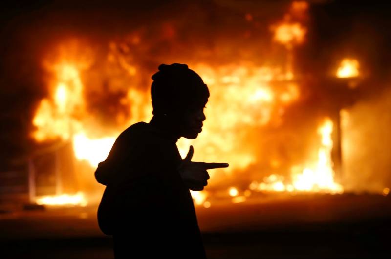Baltimora brucia, esplode la violenza nera dopo l’ennesimo afroamericano ucciso dalla polizia. Inviati 5 mila soldati. Inizia il coprifuoco