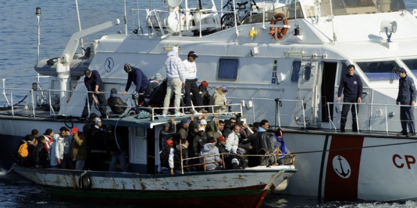 Scafista butta un migrante morto in pasto agli squali. La guardia costiera smentisce: nessun sparo contro di noi da parte di libici