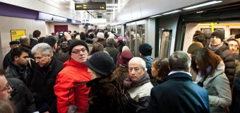 Roma, sciopero trasporti: esplode la rabbia dei cittadini, occupata la metro. Macchinista lascia il treno e se ne va. Migliaia lasciati a piedi
