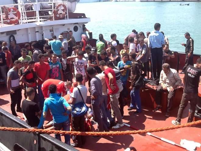 Sbarchi senza sosta, allarme Ue. Cristiani gettati in mare dopo una rissa con musulmani: arrestati quindici migranti. Manette a quattro scafisti