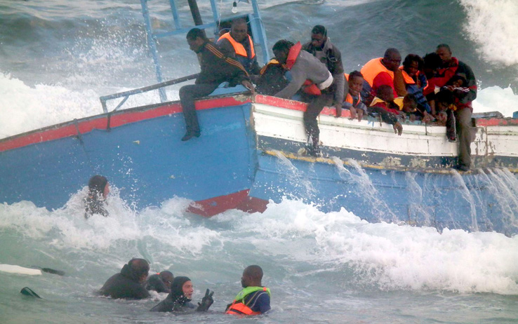 Tragedia nel Canale di Sicilia, barcone di migranti affonda: si temono 700 morti. Recuperati 49 naufraghi. Vertice a Palazzo Chigi