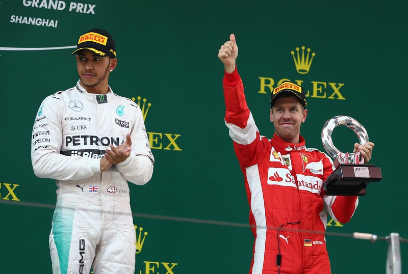 Gp Cina, la Mercedes si riprende il comando con Hamilton ma la Ferrari non cede: Vettel terzo sale sul podio
