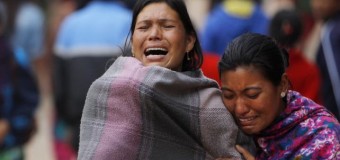 Terremoto in Nepal, l’appello del premier Koirala al mondo: “Siamo sommersi dalle vittime, molti dei morti sono bambini”. I quattro speleologi italiani scomparsi