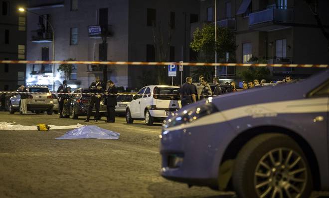 Roma, auto con 3 rom a bordo fugge a un controllo della polizia e travolge sette persone a una fermata del bus, morta una donna di 41 anni