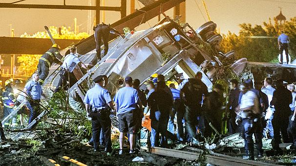 Treno Usa deraglia a Philadelphia: 5 morti e 50 feriti. Dieci vagoni fuori dai binari in una curva. Escluso per ora il terrorismo