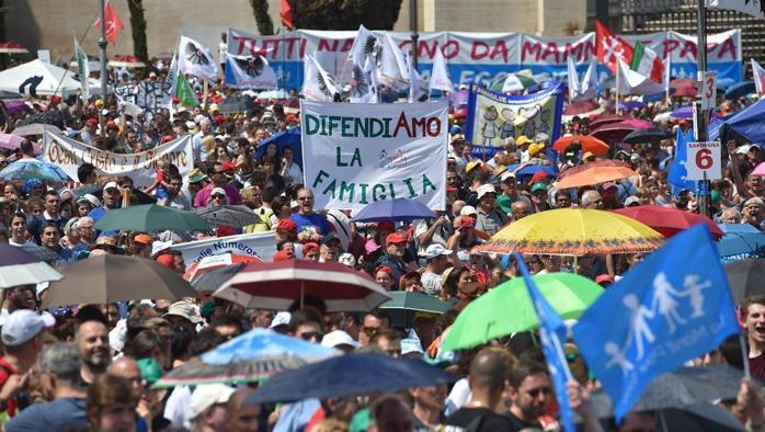 Roma, grande folla per il Family day. “Siamo più di un milione” In piazza contro le unioni civili. Gaynet : “Una piazzata omofoba”