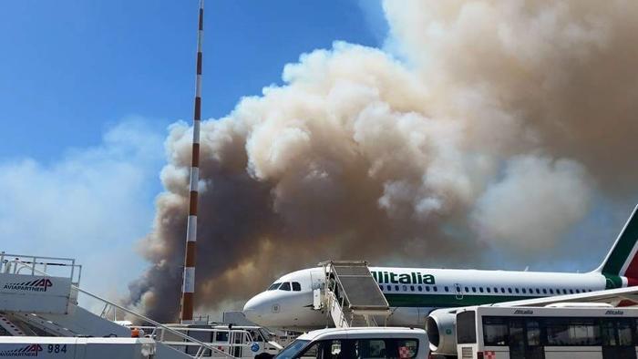 Fiumicino paralizzata, incendio doloso nella pineta accanto all’aeroporto blocca tutti i voli. Passeggeri intrappolati per ore