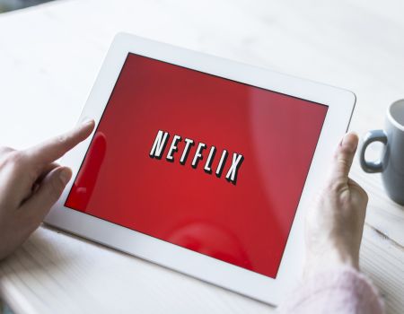 Telecom firma un’intesa con Netflix: gli abbonati avranno accesso ai contenuti on demand di film e famose serie televisive