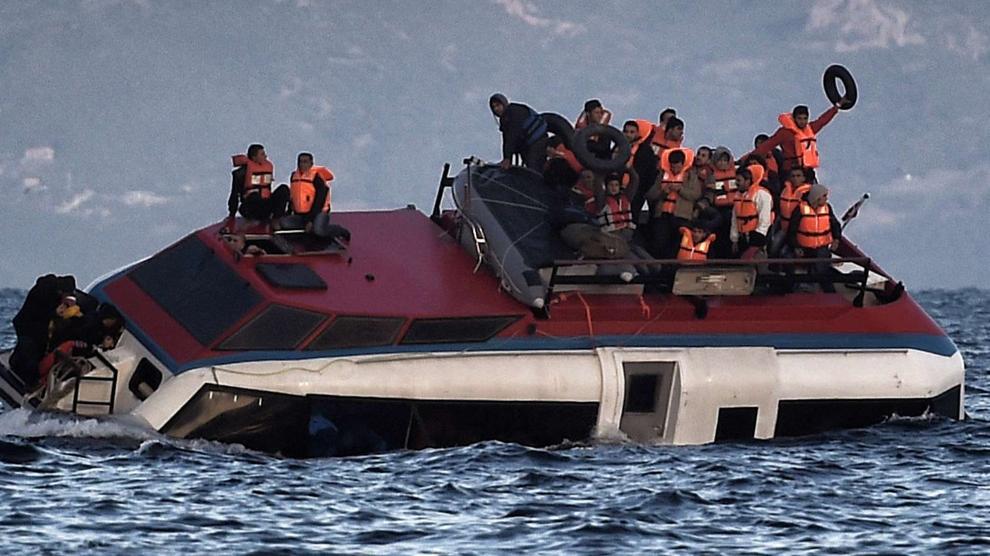 Strage di bambini nell’Egeo, due barconi affondano: 22 profughi perdono la vita tra cui 13 bambini. Salvate 144 persone