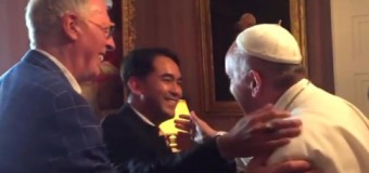 Viaggio Usa, il Papa ha incontrato un vecchio amico gay e il suo compagno. Obama: “Amo Francesco e’ un uomo buono”