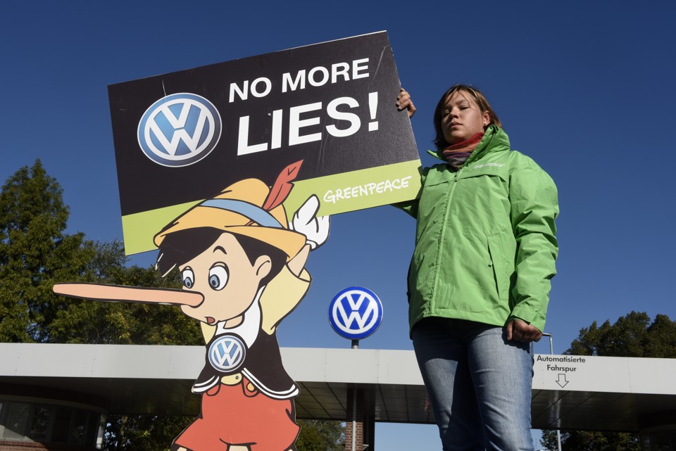 Dieselgate, Volkswagen affondano i conti: per la prima volta in rosso profondo. Muller: “Faremo di tutto per riconquistare la fiducia”