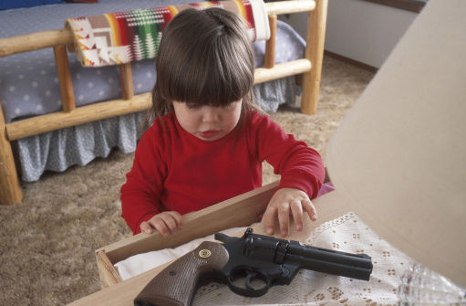 America armata, in Georgia bambino di 2 anni trova la pistola del padre sul letto e si spara. Morto sul colpo