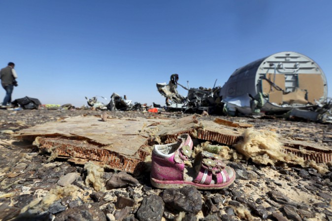 Disastro aereo sul Sinai, trovati parti estranee all’aeromobile. Satelliti Usa hanno registrato un forte lampo di calore. I russi rafforzano l’ipotesi di una bomba a bordo