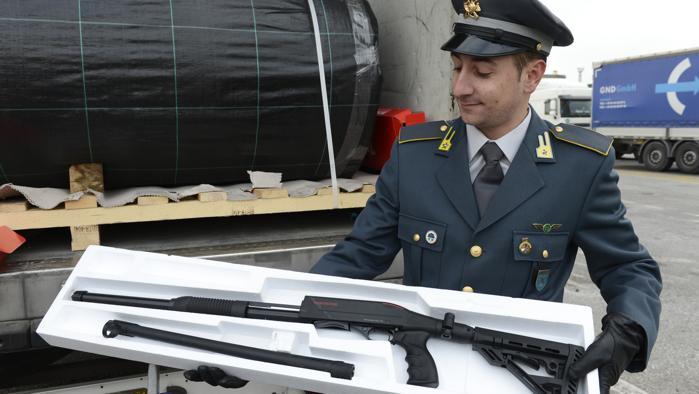 Colpo contro il traffico di armi: a Trieste la Finanza blocca un Tir con 800 fucili da guerra. Dalla Turchia erano destinati in Germania, Belgio e Olanda.