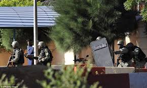 Mali, attacco di terroristi islamici nell’Hotel Radisson: uccisi 4 ostaggi, oltre 170 turisti nella mani di un commando armato