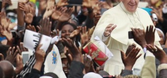 Centro Africa, l’appello di Papa Francesco: “Non cadere nella tentazione della paura dell’altro” Visita al campo profughi a Bangui