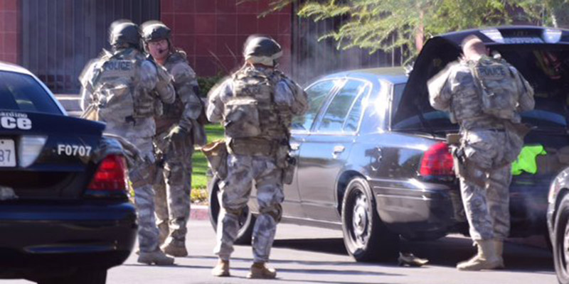 California, commando armato assalta centro sociale: 14 morti,17 feriti. Ucciso uno dei killer, caccia ad altri due