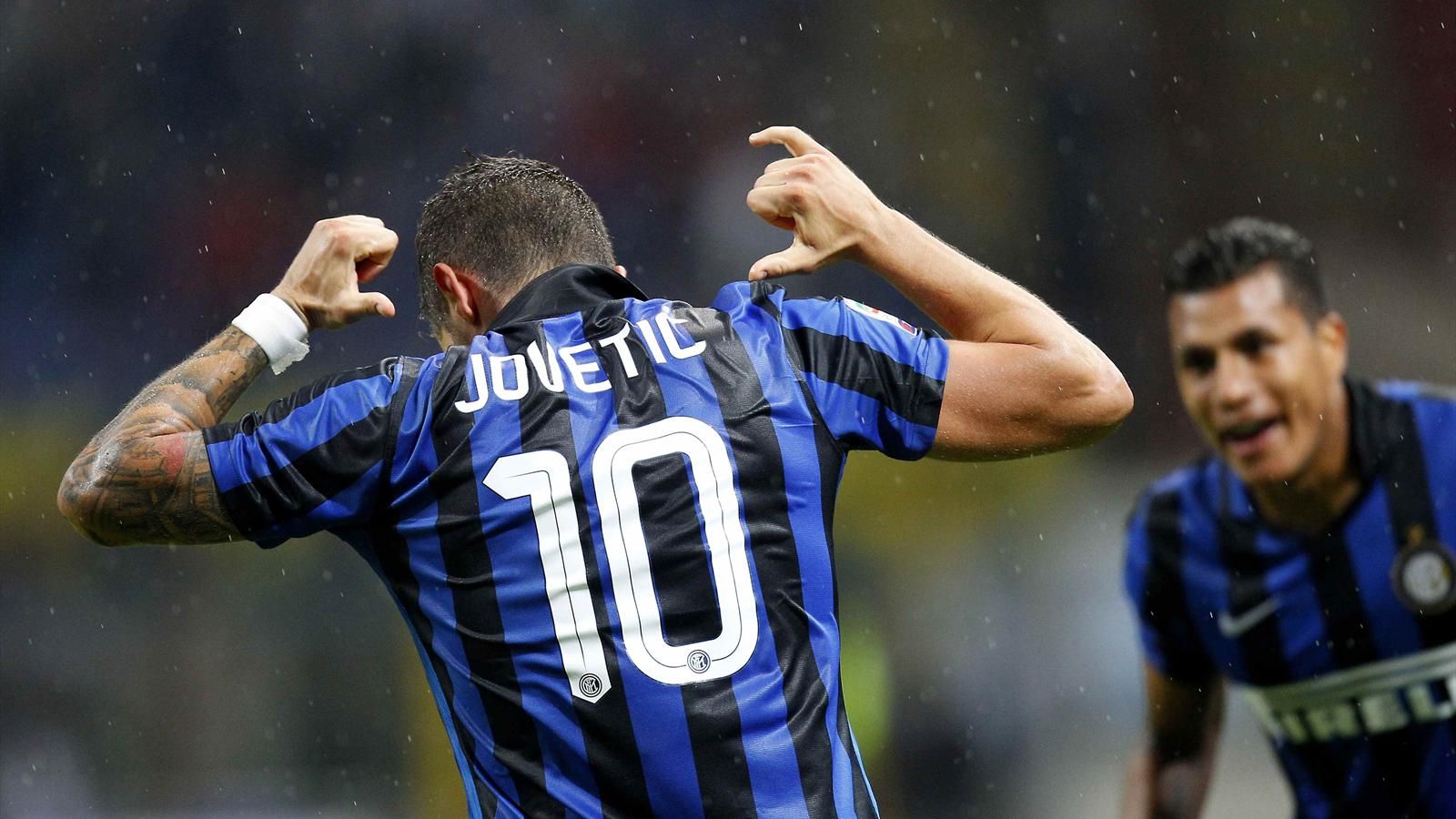 Tim Cup, l’Inter batte il Napoli (2-0) e passa alle semifinali. Decisive le reti di Jovetic e Ljajic. Oggi il confronto Lazio e Juventus