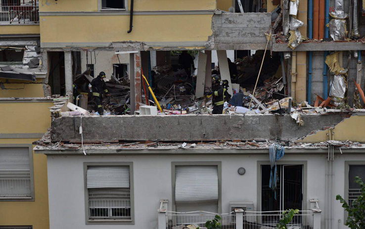 Milano, salta in aria una palazzina sui Navigli: uccise 3 persone, due bambine gravi. Forse fuga di gas