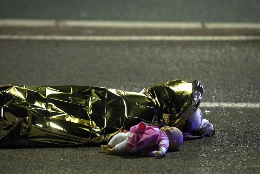 Nizza, terrore sul lungomare: un camion sulla folla uccide 84 persone altre 100 ferite. Ucciso il conducente, un tunisino di 32 anni. La matrice terroristica